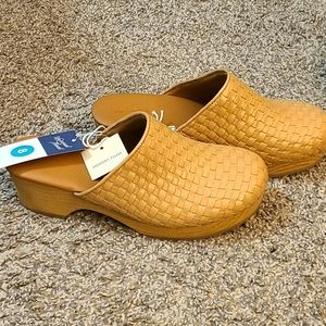 Universal Thread Camel Magnolia Clogs